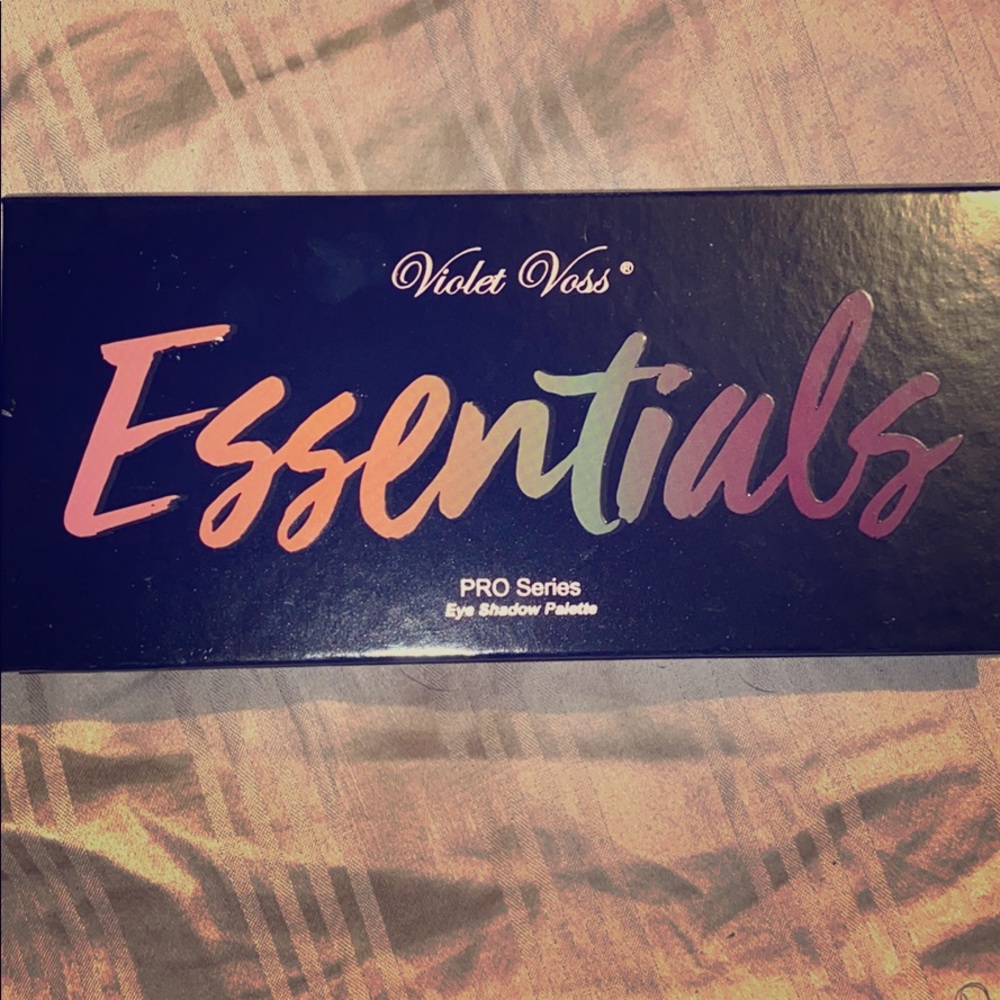 Violet Voss Essentials. Eye shadow Palette.